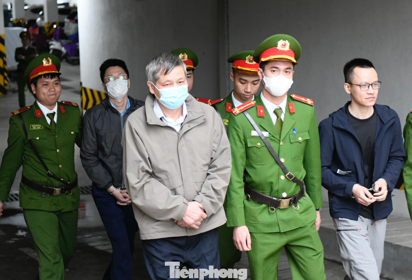 Phan Công Tạc (cựu thứ trưởng Bộ Khoa học và Công nghệ), bị tuyên mức án 3 năm tù. Phan Công Tạc (cựu thứ trưởng Bộ Khoa học và Công nghệ), bị tuyên mức án 3 năm tù.