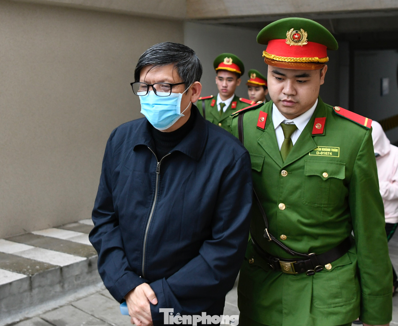 Tòa tuyên ông Nguyễn Thanh Long 18 năm tù do nhận hối lộ hơn 51 tỷ đồng. Tòa tuyên ông Nguyễn Thanh Long 18 năm tù do nhận hối lộ hơn 51 tỷ đồng.