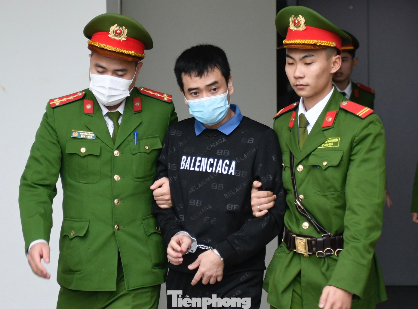 Phan Quốc Việt khi rời phiên tòa. Trong vòng nửa tháng, Việt bị tuyên hai bản án 25 năm và 29 năm tù. Phan Quốc Việt khi rời phiên tòa. Trong vòng nửa tháng, Việt bị tuyên hai bản án 25 năm và 29 năm tù.