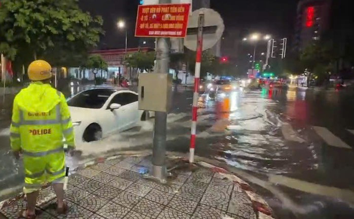 Lực lượng CSGT Công an TP Đà Nẵng hỗ trợ người dân di chuyển trên các tuyến đường bị ngập nặng