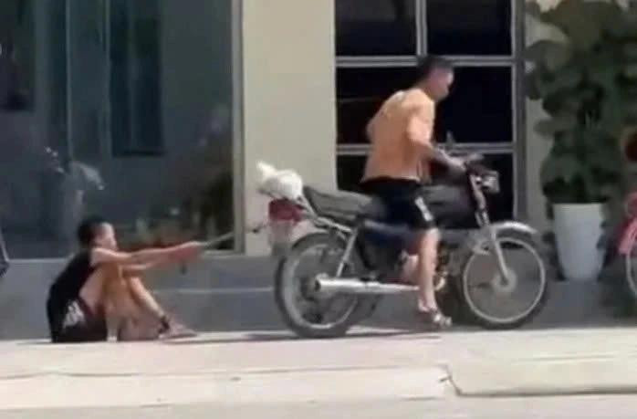 Hình ảnh cháu T. bị bố xích chân kéo lê trên đường Hình ảnh cháu T. bị bố xích chân kéo lê trên đường