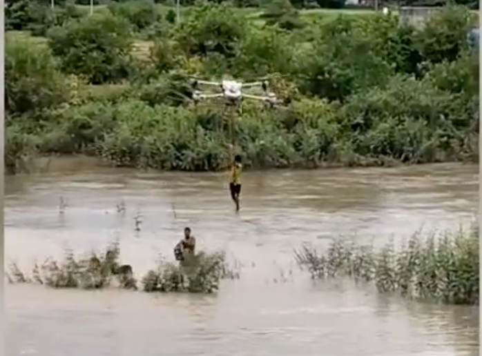 Em nhỏ bị mắc kẹt đu vào dây trên máy bay không người lái được đưa vào bờ an toàn Em nhỏ bị mắc kẹt đu vào dây trên máy bay không người lái được đưa vào bờ an toàn