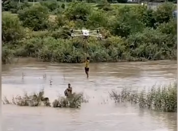 Em nhỏ bị mắc kẹt đu vào dây trên máy bay không người lái được đưa vào bờ an toàn