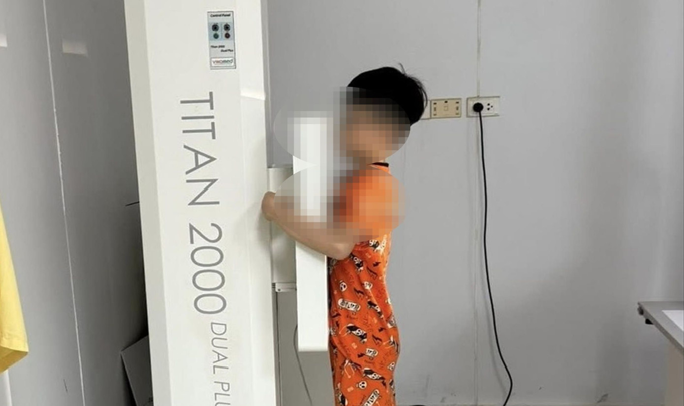 Chị Chử Ngọc Ly cho con trai đi khám sức khỏe sau khi tham gia trại hè tại Làng Háo Hức Chị Chử Ngọc Ly cho con trai đi khám sức khỏe sau khi tham gia trại hè tại Làng Háo Hức