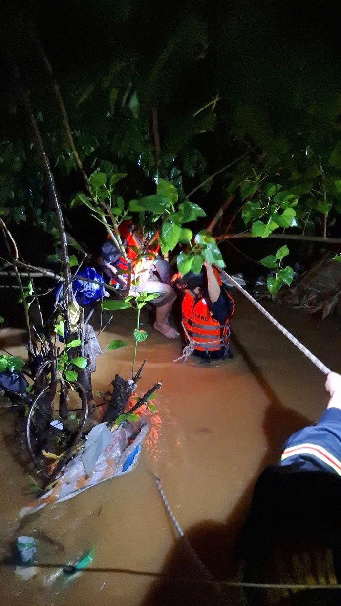 Công an TP Đà Nẵng giải cứu người đàn ông mắc kẹt do bị nước cuốn trôi (Ảnh: Công an TP Đà Nẵng)