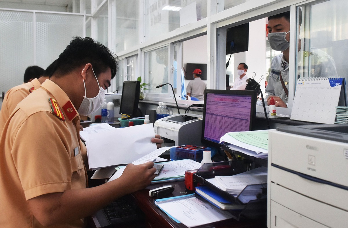 Cán bộ Phòng CSGT Công an tỉnh Bà Rịa - Vũng Tàu (cũ) xem xét hồ sơ cấp biển số xe ô tô cho người dân đến đăng ký. Ảnh: Văn Anh Cán bộ Phòng CSGT Công an tỉnh Bà Rịa - Vũng Tàu (cũ) xem xét hồ sơ cấp biển số xe ô tô cho người dân đến đăng ký. Ảnh: Văn Anh