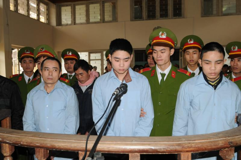 Lê Văn Luyện cùng bố và anh họ đứng trước vành móng ngựa. Lê Văn Luyện cùng bố và anh họ đứng trước vành móng ngựa