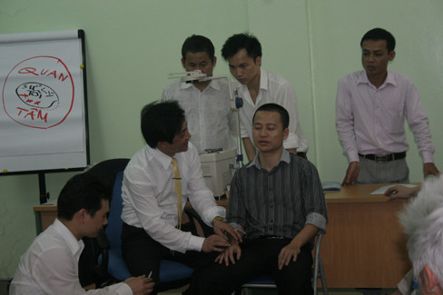 Bác sĩ quân đang chữa bệnh. Ảnh: C.T