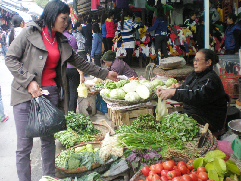Giá cả đang leo thang theo giá xăng đè nặng vai người nội trợ