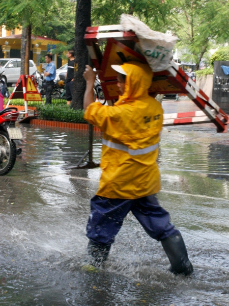 Chuẩn bị biển báo tại các điểm có hố sâu