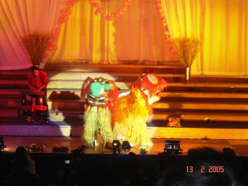 Liên khúc mùa Xuân của du học sinh VN Tiết mục múa lân sôi động Múa hát "Lý Ngựa ô" Màn biểu diễn thời trang áo cưới đầu Xuân