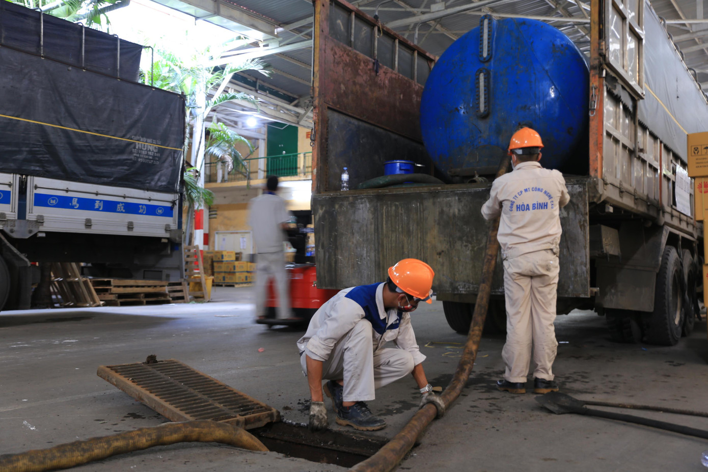 Xây tường gạch, hút hố ga ngăn chặn ô nhiễm tại Công ty Rạng Đông ảnh 1