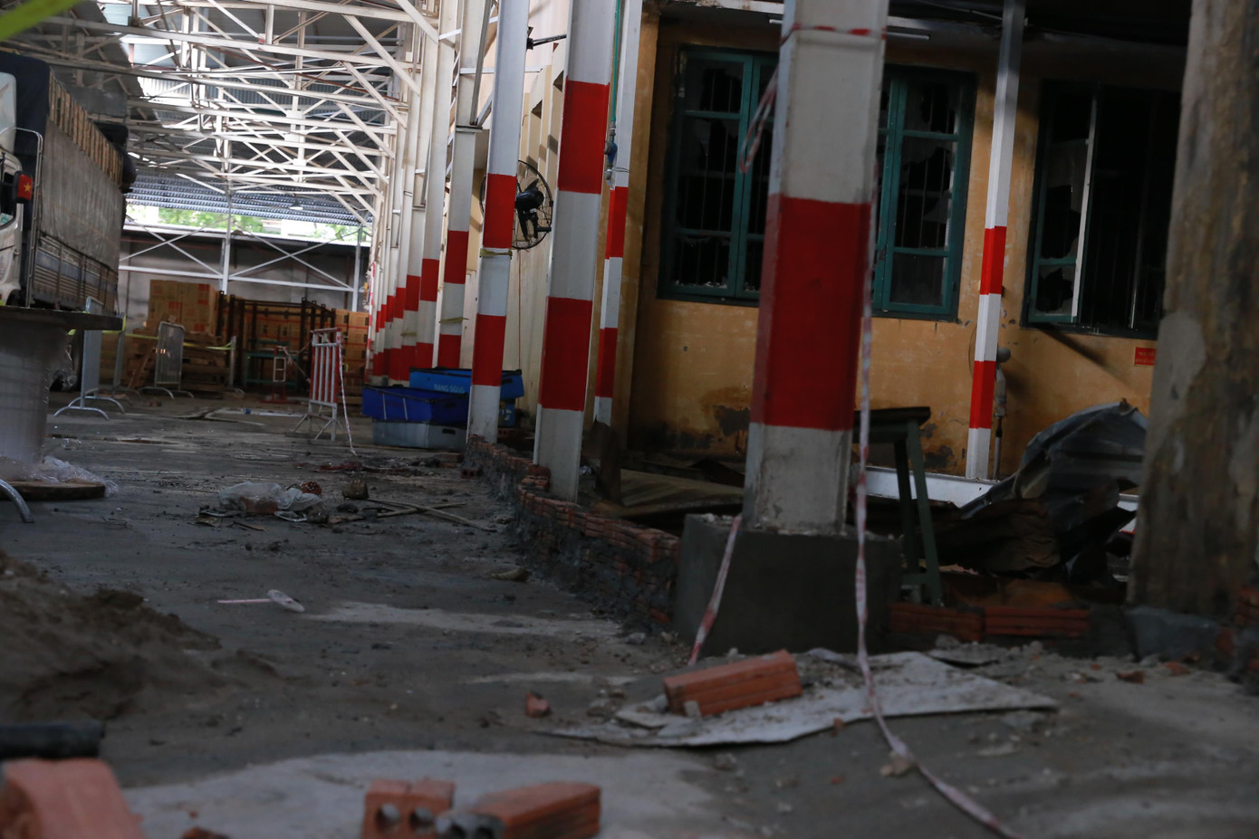 Xây tường gạch, hút hố ga ngăn chặn ô nhiễm tại Công ty Rạng Đông ảnh 2