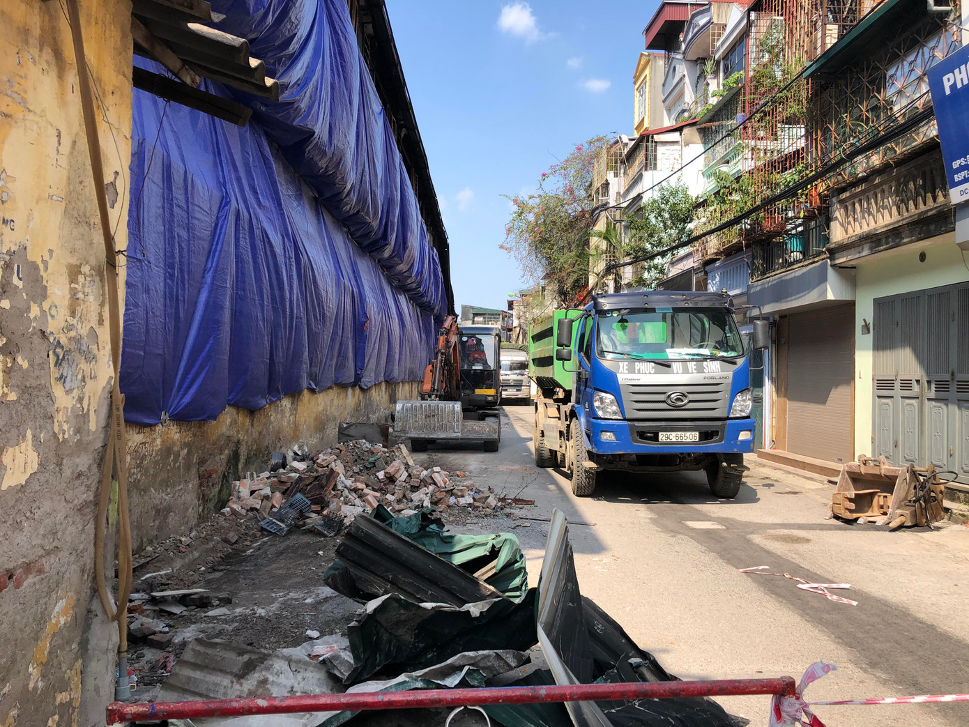 Xây tường gạch, hút hố ga ngăn chặn ô nhiễm tại Công ty Rạng Đông ảnh 3