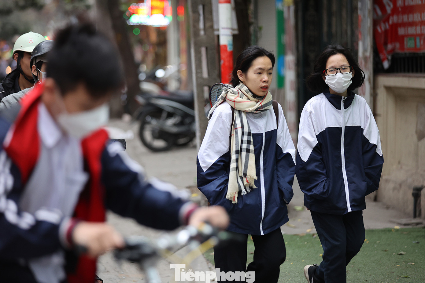 Sáng sớm nay, nhiệt độ ở Hà Nội giảm xuống còn 16 độ, học sinh đi học và người đi làm đều phải trang bị thêm khăn quàng và áo ấm. Sáng sớm nay, nhiệt độ ở Hà Nội giảm xuống còn 16 độ, học sinh đi học và người đi làm đều phải trang bị thêm khăn quàng và áo ấm.