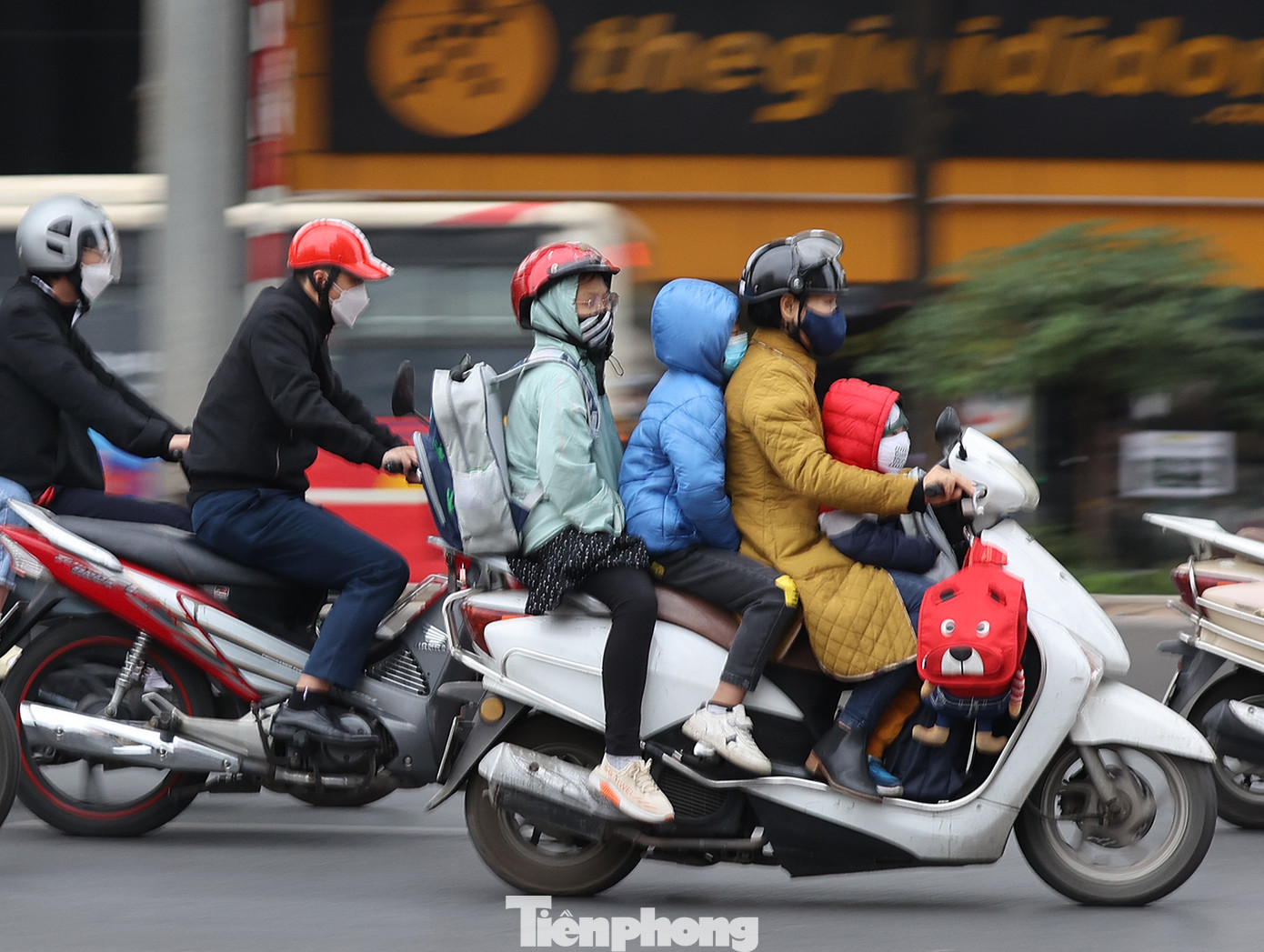 Không khí lạnh tràn về, trời trở rét đậm khiến nhiều người dân Thủ đô co ro trước cái lạnh. Không khí lạnh tràn về, trời trở rét đậm khiến nhiều người dân Thủ đô co ro trước cái lạnh.