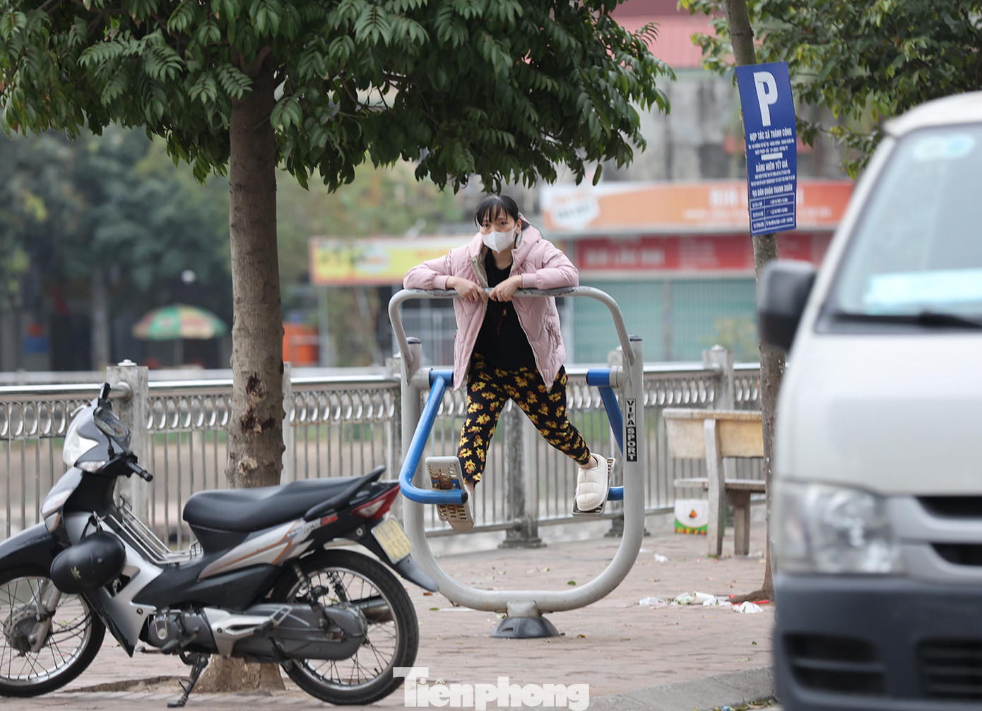 Người dân tập thể dục buổi sáng sớm. Người dân tập thể dục buổi sáng sớm.