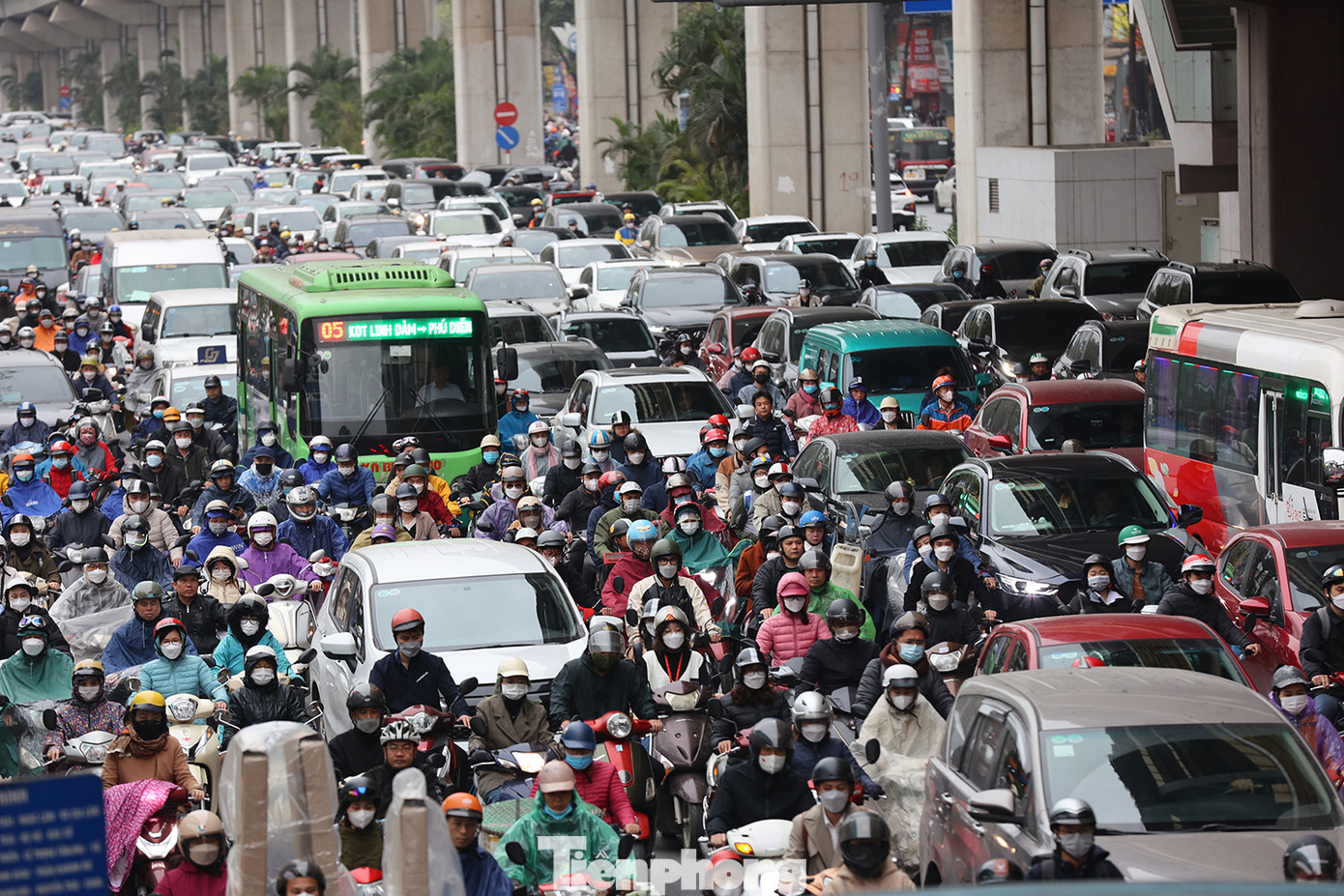 Người dân nhích từng chút một trên đường Nguyễn Trãi-Hà Nội vào giờ cao điểm sáng nay 13/3. Người dân nhích từng chút một trên đường Nguyễn Trãi-Hà Nội vào giờ cao điểm sáng nay 13/3.