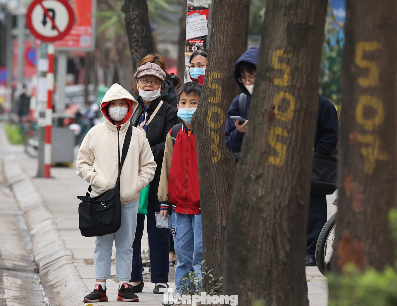 Người già và trẻ nhỏ đứng bên đường chờ xe buýt sáng nay. Người già và trẻ nhỏ đứng bên đường chờ xe buýt sáng nay.