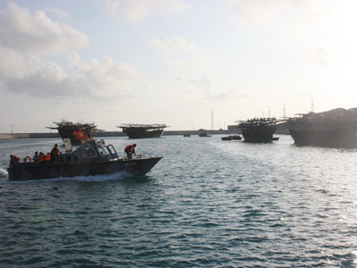 Bộ đội hải quân Việt Nam giúp ngư dân neo đậu trong âu tàu đảo Song Tử Tây thuộc quần đảo Trường Sa