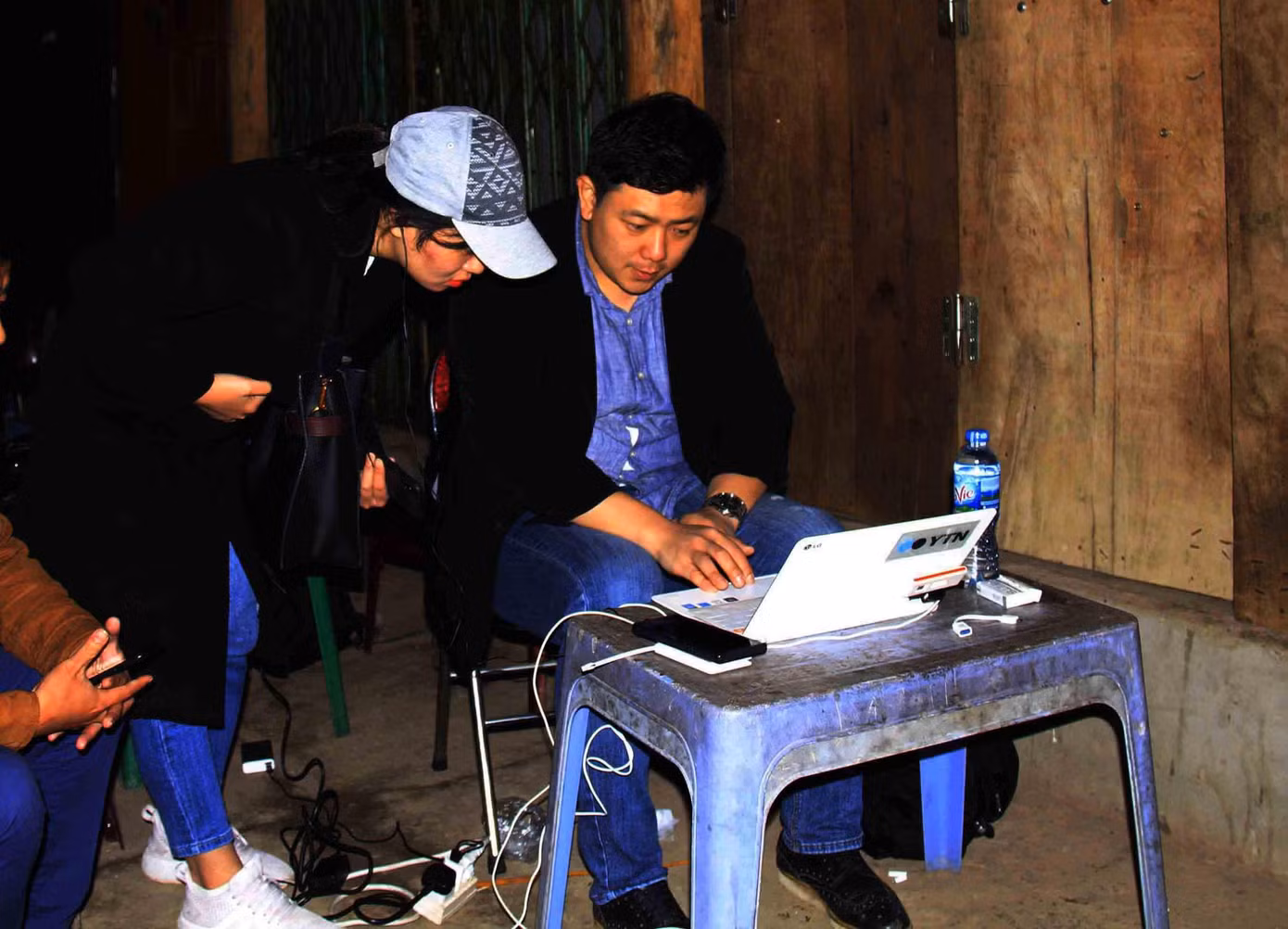 Hàng trăm phóng viên quốc tế trắng đêm chờ đoàn tàu của ông Kim ảnh 4