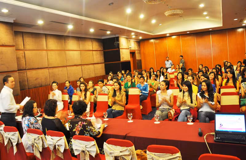 Tất cả thí sinh phía Nam nghe phổ biến nội quy cuộc thi. Tất cả thí sinh phía Nam nghe phổ biến nội quy cuộc thi