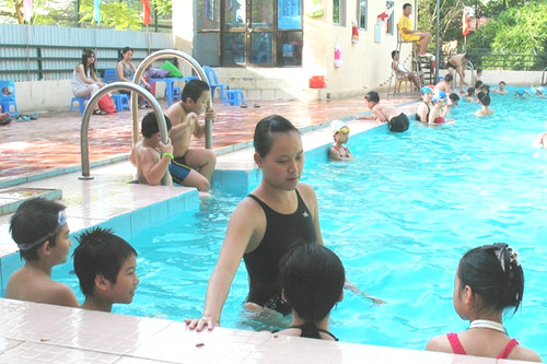 Phương Anh là cô giáo hết sức tâm lý khi dạy bơi cho các bạn nhỏ. Phương Anh là cô giáo hết sức tâm lý khi dạy bơi cho các bạn nhỏ