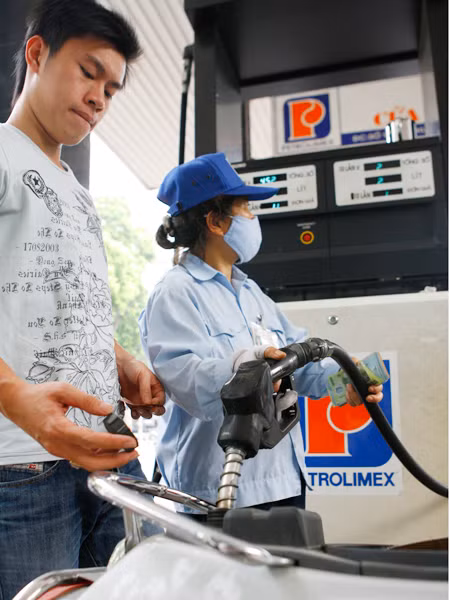 Giá xăng chưa minh bạch, do chưa có quy định mức trích hoa hồng cho đại lý. Ảnh: Hồng Vĩnh