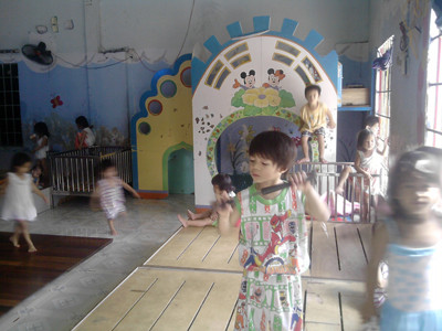  Những đứa trẻ nơi đây luôn thiếu thốn vật chất và ốm yếu. Ảnh: Gia Huy