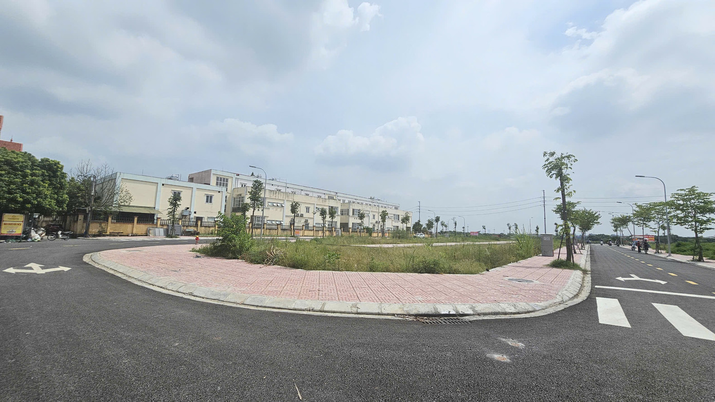 Giá trúng đấu giá cao nhất tại khu 19 lô thôn Lòng Khúc (xã Tiền Yên, huyện Hoài Đức) lên đến 133,3 triệu đồng/m2 đối với LK03-12 là thửa ở góc, rộng hơn 113 m2. So với giá khởi điểm là 7,3 triệu đồng, lô đất này được nhà đầu tư trả gấp hơn 18 lần. Giá trúng đấu giá cao nhất tại khu 19 lô thôn Lòng Khúc (xã Tiền Yên, huyện Hoài Đức) lên đến 133,3 triệu đồng/m2 đối với LK03-12 là thửa ở góc, rộng hơn 113 m2. So với giá khởi điểm là 7,3 triệu đồng, lô đất này được nhà đầu tư trả gấp hơn 18 lần.