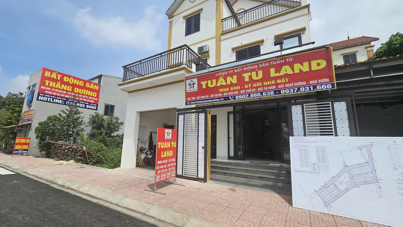 Nhiều sàn môi giới "mọc" lên cạnh khu đấu giá 19 lô (thôn Lòng Khúc, xã Tiền Yên, Hoài Đức, Hà Nội). Nhiều sàn môi giới "mọc" lên cạnh khu đấu giá 19 lô (thôn Lòng Khúc, xã Tiền Yên, Hoài Đức, Hà Nội).