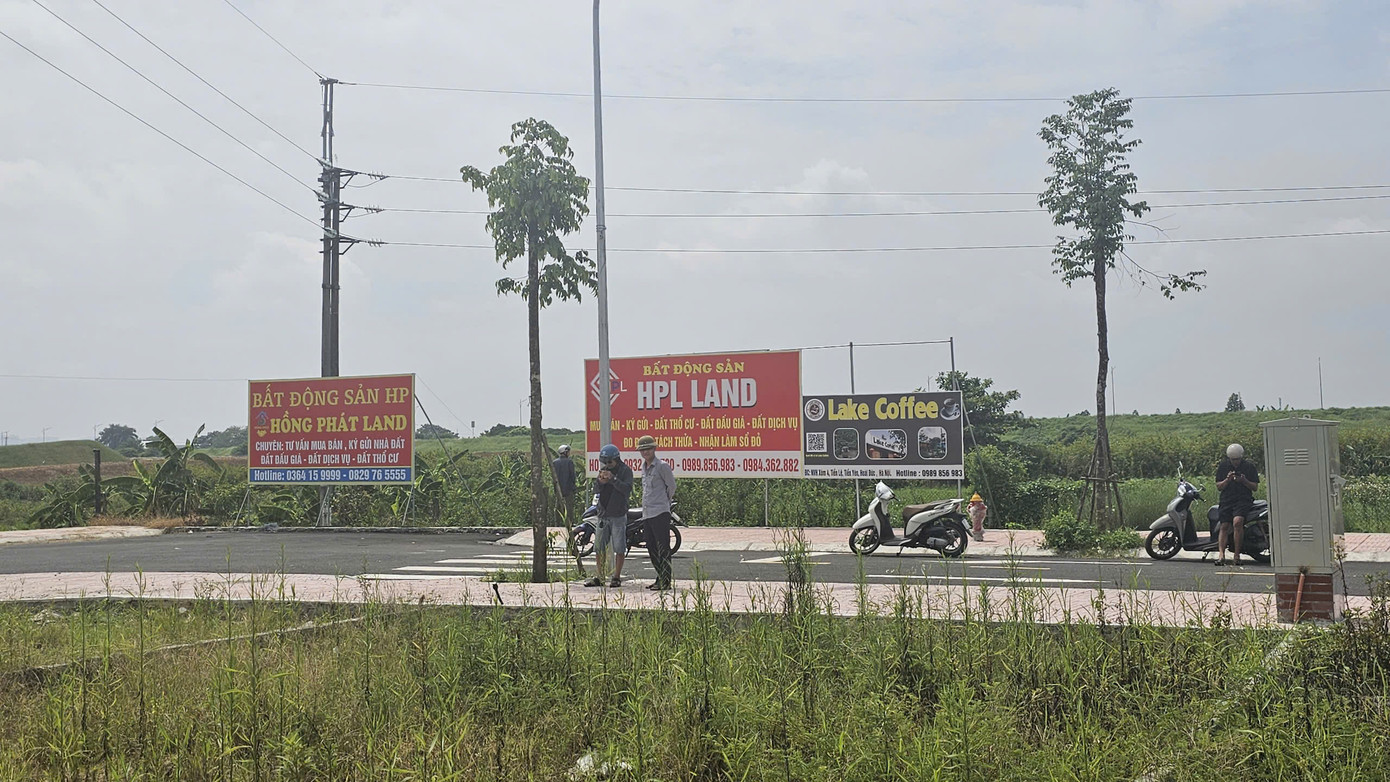 Nhiều sàn môi giới "mọc" lên cạnh khu đấu giá 19 lô (thôn Lòng Khúc, xã Tiền Yên, Hoài Đức, Hà Nội). Nhiều sàn môi giới "mọc" lên cạnh khu đấu giá 19 lô (thôn Lòng Khúc, xã Tiền Yên, Hoài Đức, Hà Nội).