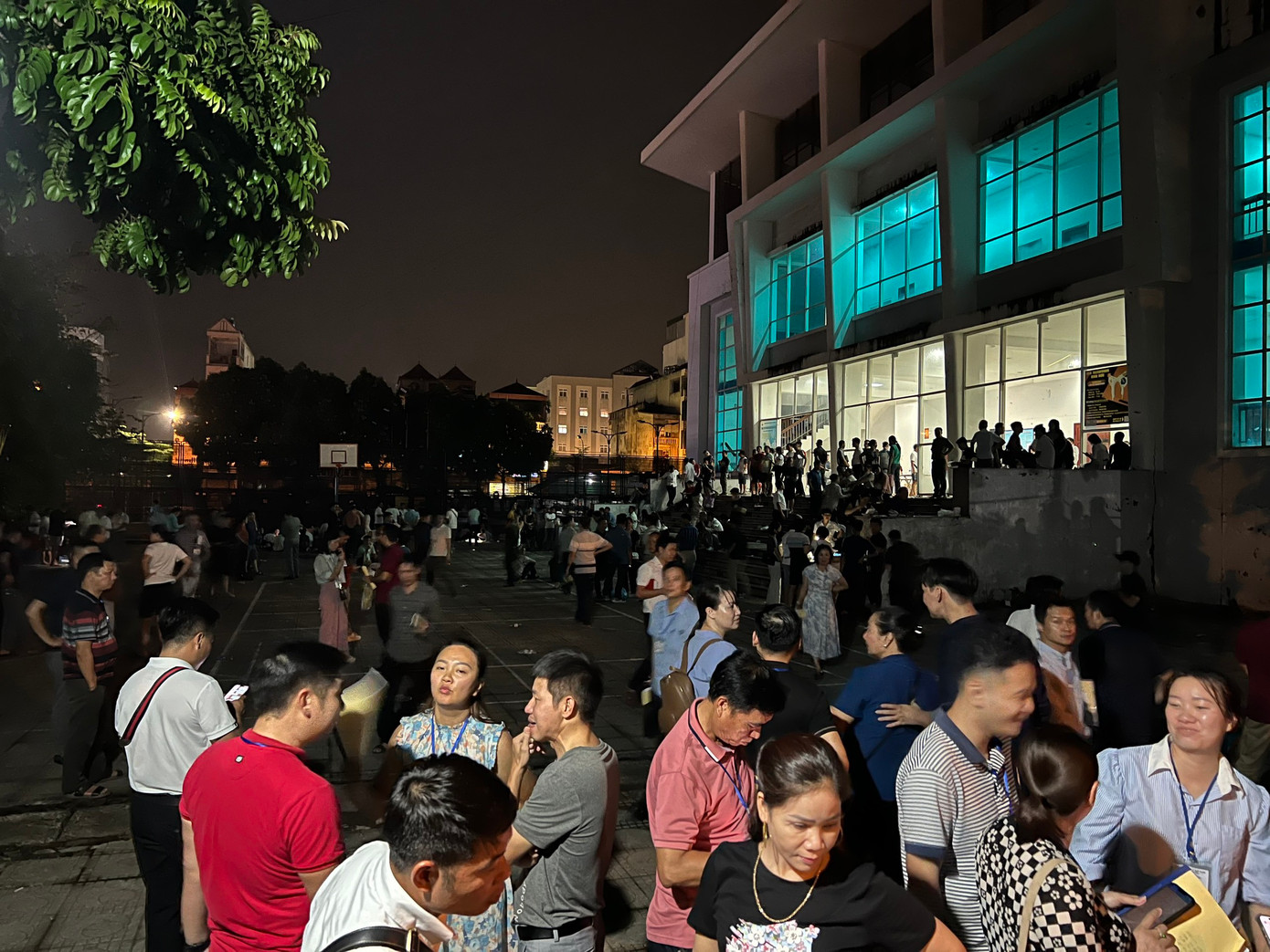 Lúc 23h ngày 19/8, vẫn có cả trăm người ở sân Trung tâm thể thao huyện Hoài Đức (Hà Nội) tập trung chờ kết quả cuối cùng của phiên đấu giá 19 thửa đất tại khu Lòng Khúc xã Tiền Yên. Ảnh: Đan Hạ