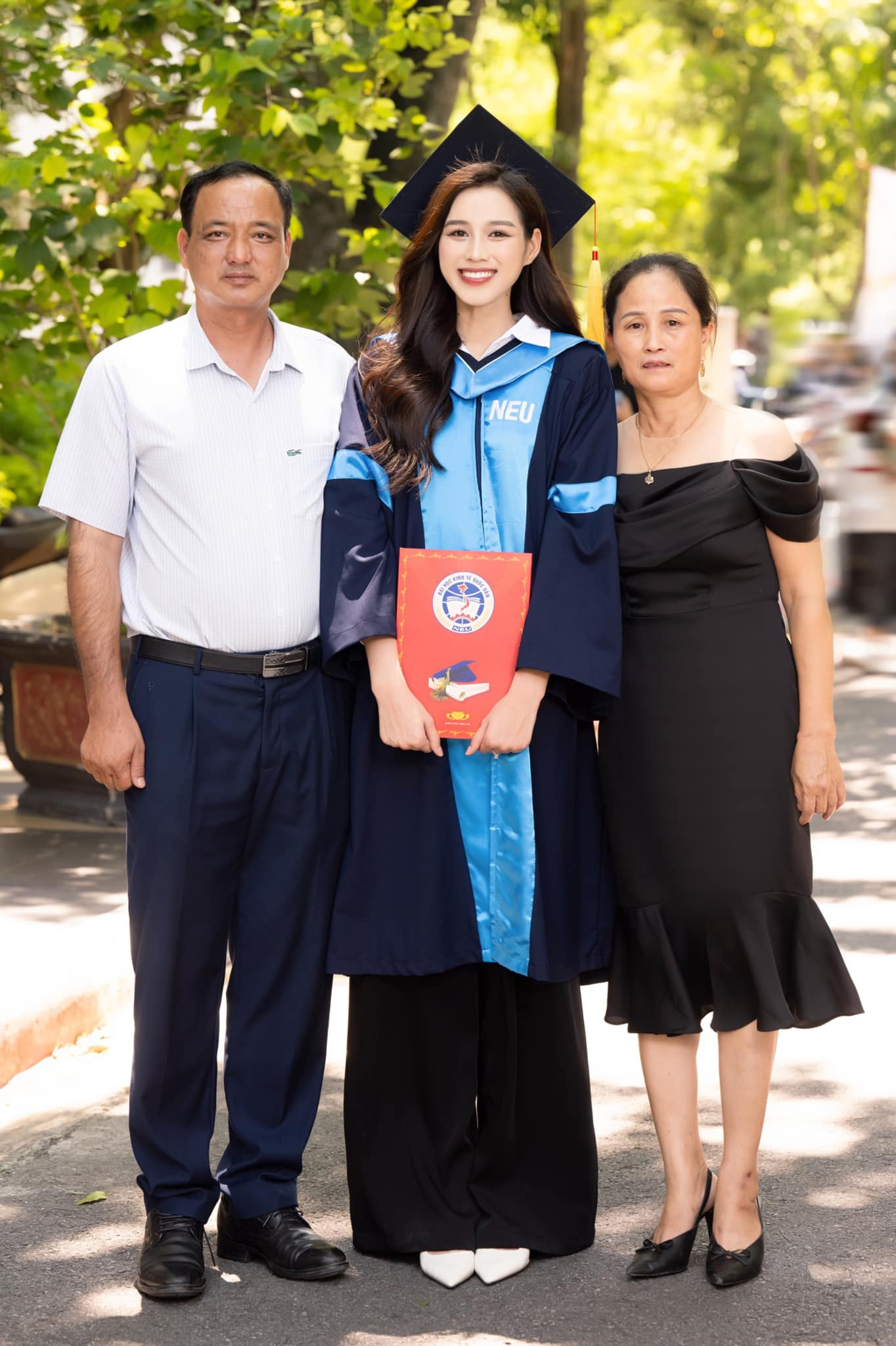 Đỗ Thị Hà và bố mẹ trong ngày tốt nghiệp Đại học. Đỗ Thị Hà và bố mẹ trong ngày tốt nghiệp Đại học.