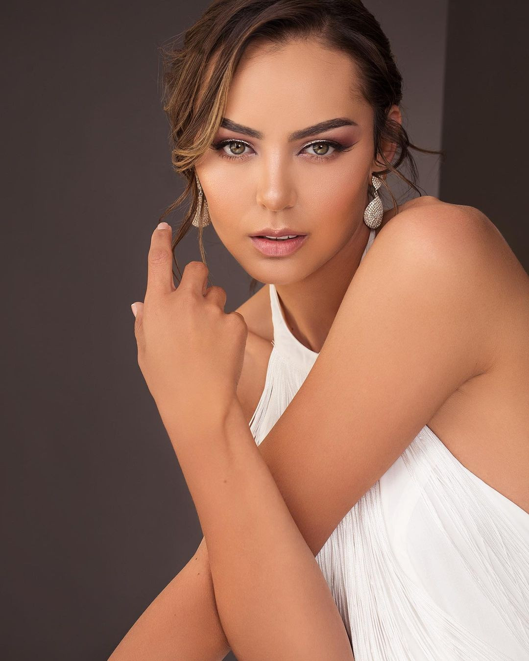 Victoria Olguin năm nay 23 tuổi, sở hữu vẻ đẹp sắc sảo và quyến rũ, đậm chất Latinh.