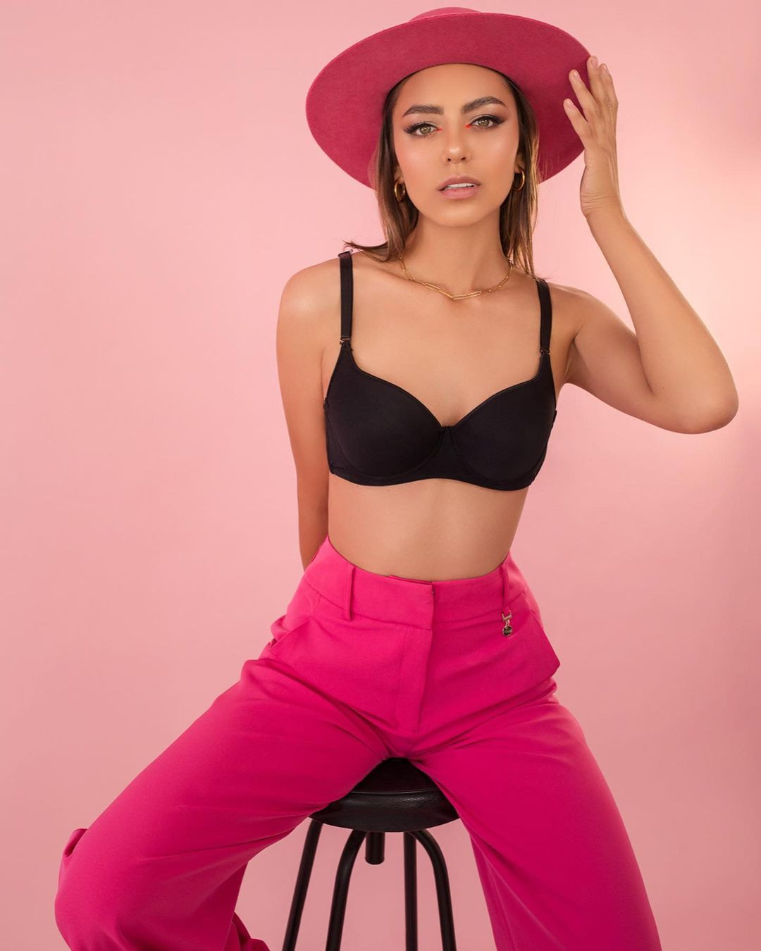 Người đẹp theo học ngành Quản trị Kinh doanh, hiện tại làm việc trong một công ty xây dựng, giúp cô phát triển hình ảnh cá nhân chuyên nghiệp. Victoria Olguin cũng đang điều hành công việc kinh doanh của gia đình.