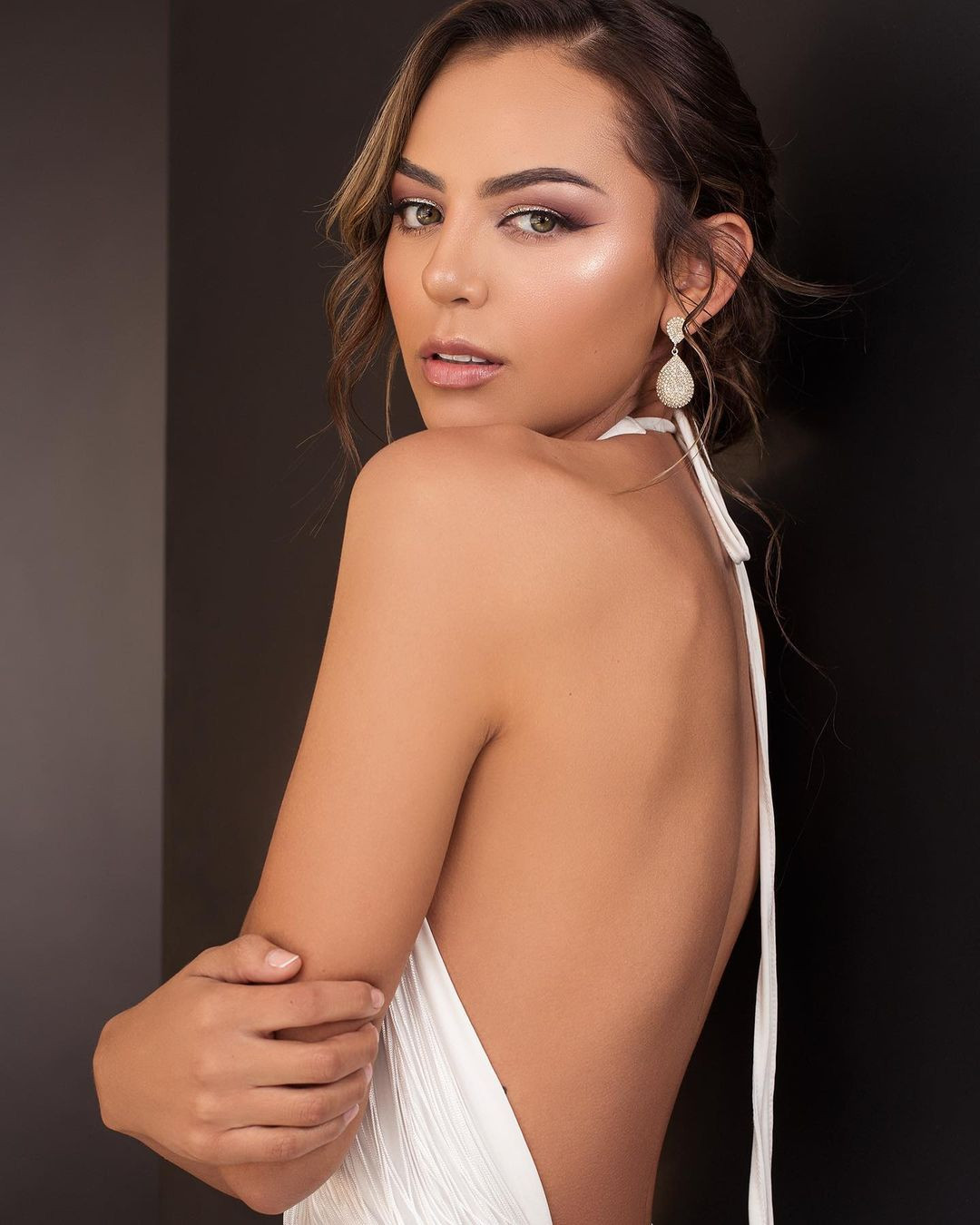 Victoria Olguin năm nay 23 tuổi, sở hữu vẻ đẹp sắc sảo và quyến rũ, đậm chất Latinh.