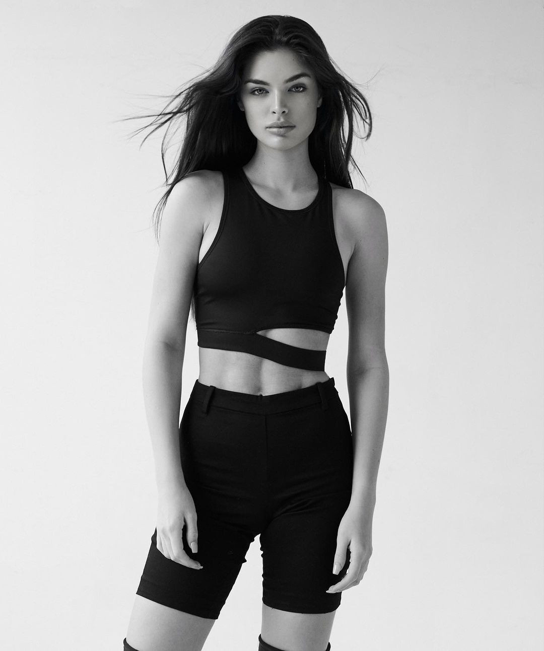 Hình ảnh Nadia Ferreira khi mang bầu và sau khi sinh con được gần 2 tháng.