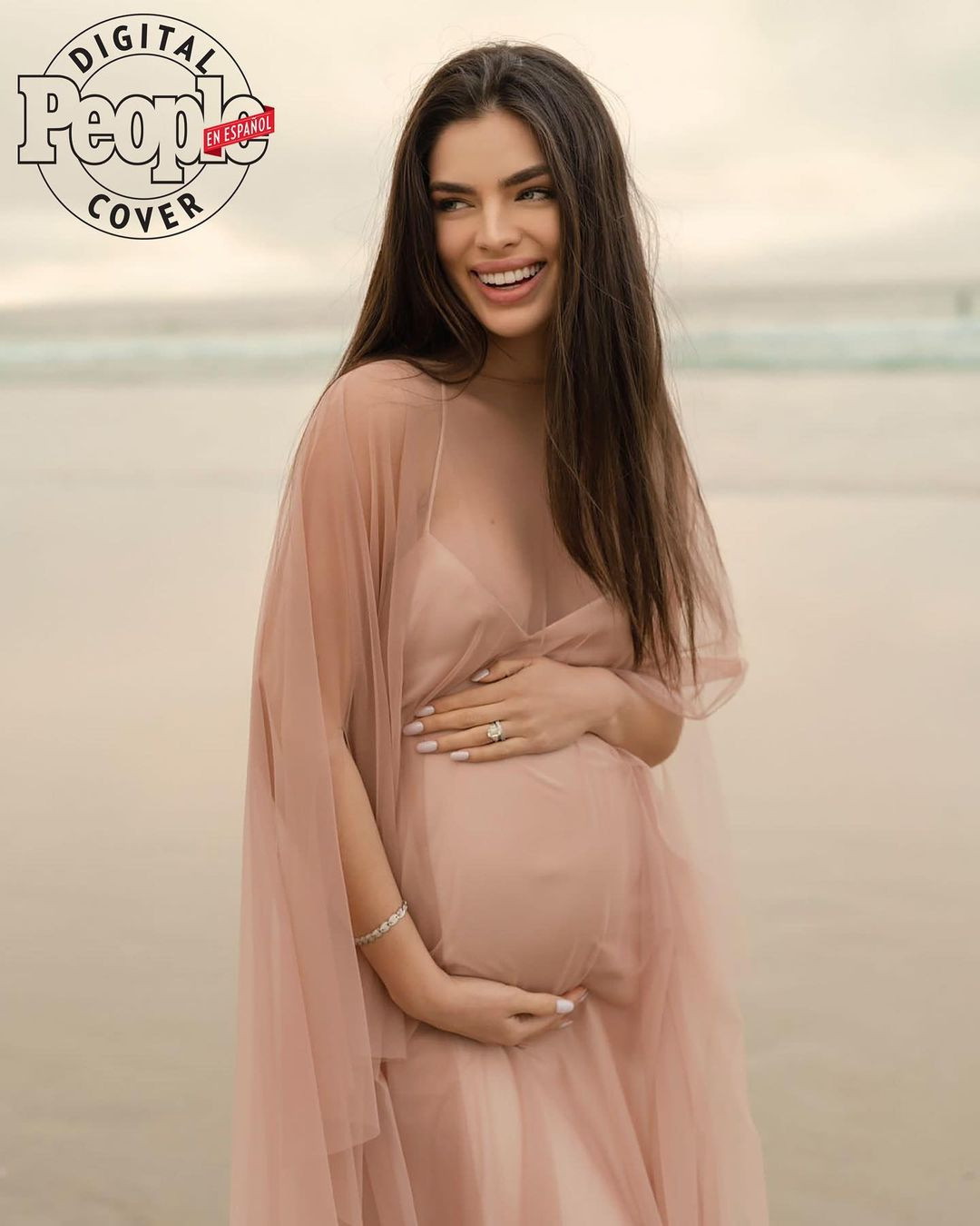 Hình ảnh Nadia Ferreira khi mang bầu và sau khi sinh con được gần 2 tháng.