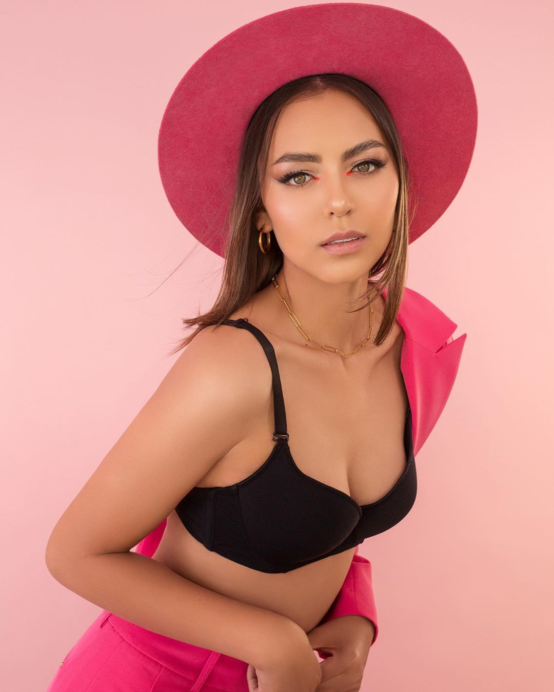 Người đẹp theo học ngành Quản trị Kinh doanh, hiện tại làm việc trong một công ty xây dựng, giúp cô phát triển hình ảnh cá nhân chuyên nghiệp. Victoria Olguin cũng đang điều hành công việc kinh doanh của gia đình.