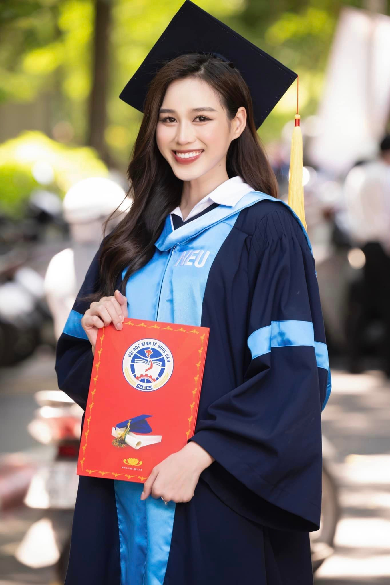 Đỗ Thị Hà nhận bằng cử nhân chuyên ngành Luật Kinh doanh ở Đại học Kinh tế Quốc dân. Đỗ Thị Hà nhận bằng cử nhân chuyên ngành Luật Kinh doanh ở Đại học Kinh tế Quốc dân.