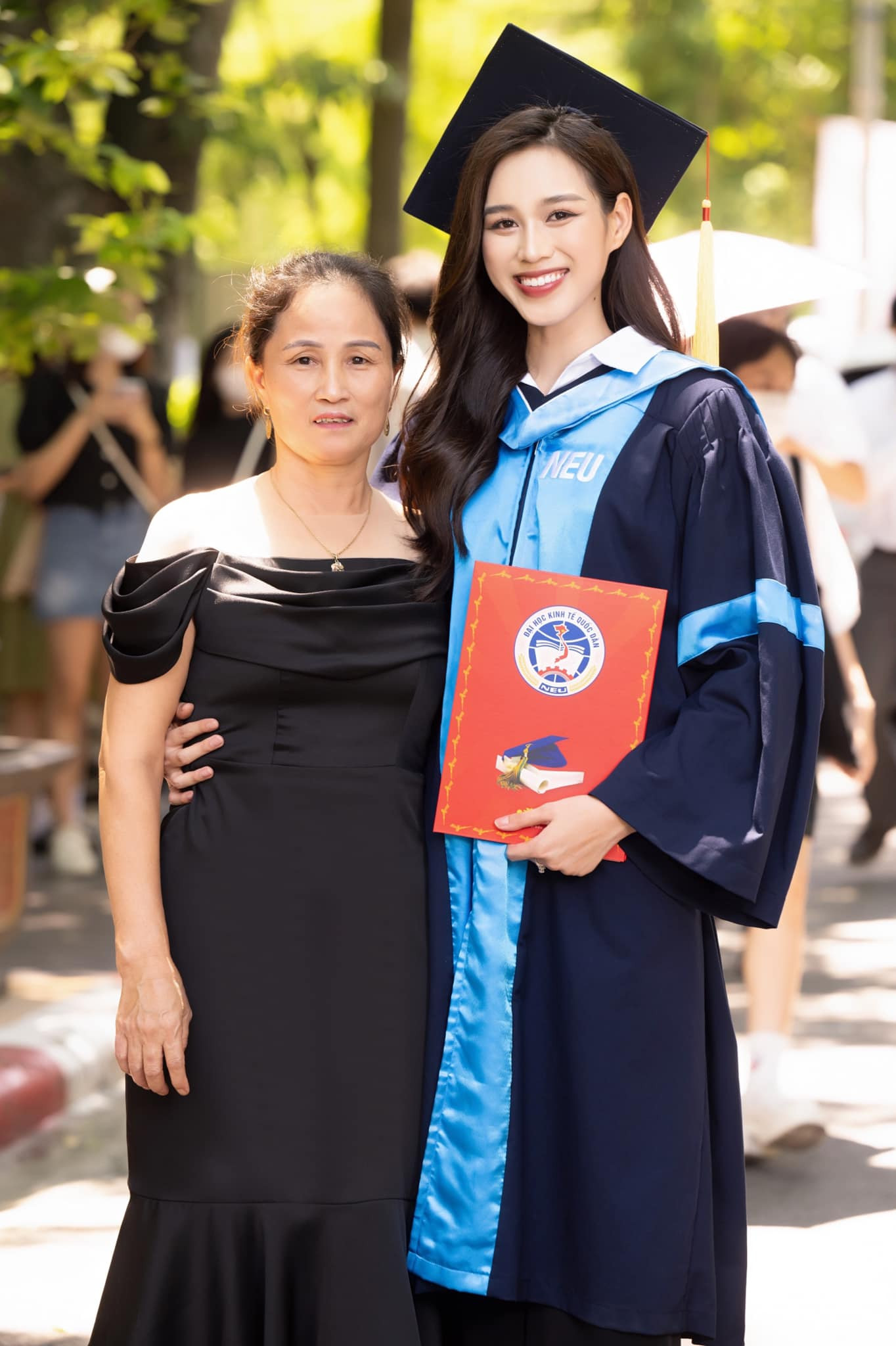 Đỗ Thị Hà và bố mẹ trong ngày tốt nghiệp Đại học. Đỗ Thị Hà và bố mẹ trong ngày tốt nghiệp Đại học.