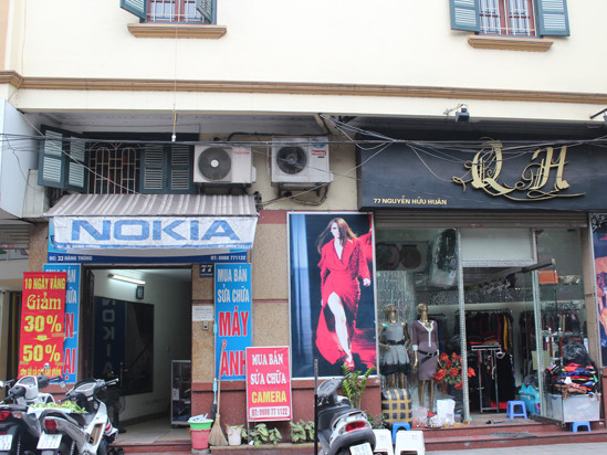 2 cửa hàng nằm chung một ngôi nhà nhưng một bên là 77 Nguyễn Hữu Huân, một bên là 33 Hàng Thùng. 2 cửa hàng nằm chung một ngôi nhà nhưng một bên là 77 Nguyễn Hữu Huân, một bên là 33 Hàng Thùng