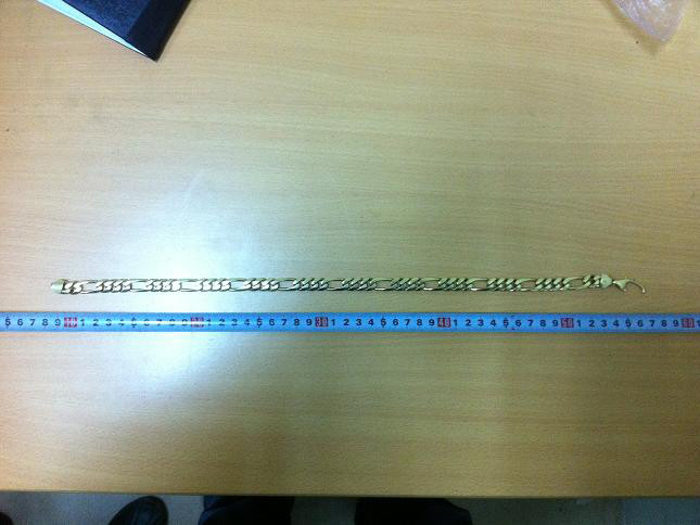 Sợi dây chuyền vàng là tang vật của vụ án