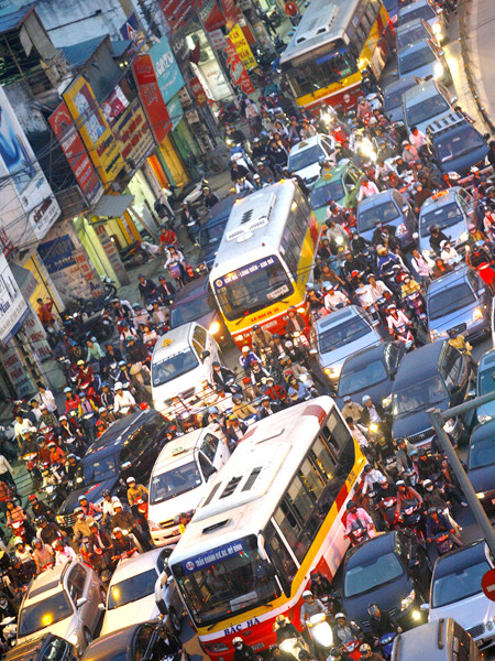 Khí thải giao thông khiến không khí đô thị ô nhiễm. Ảnh: Hồng Vĩnh