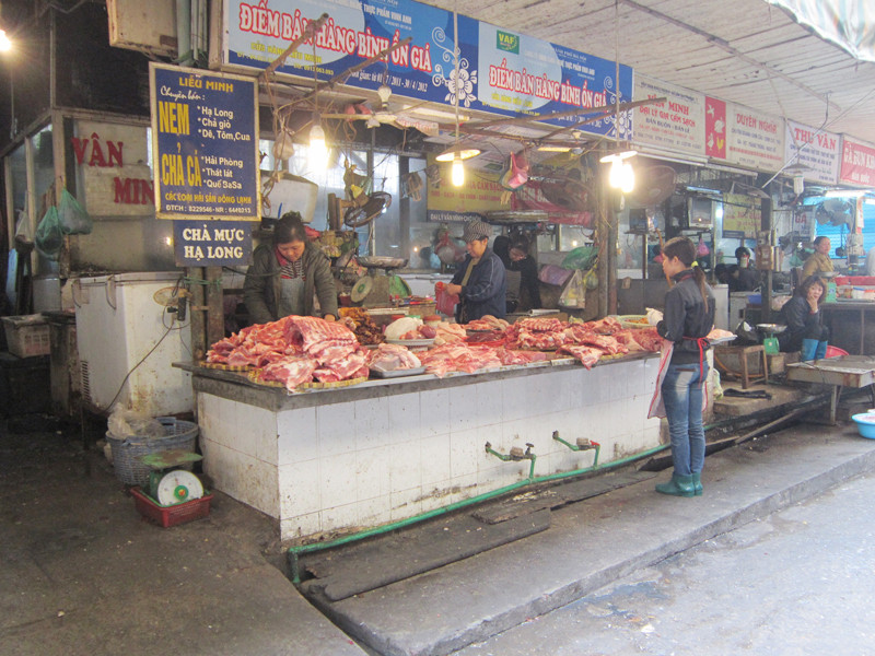 Quầy bán thịt tại chợ Hôm lác đác người mua Ảnh: H.N