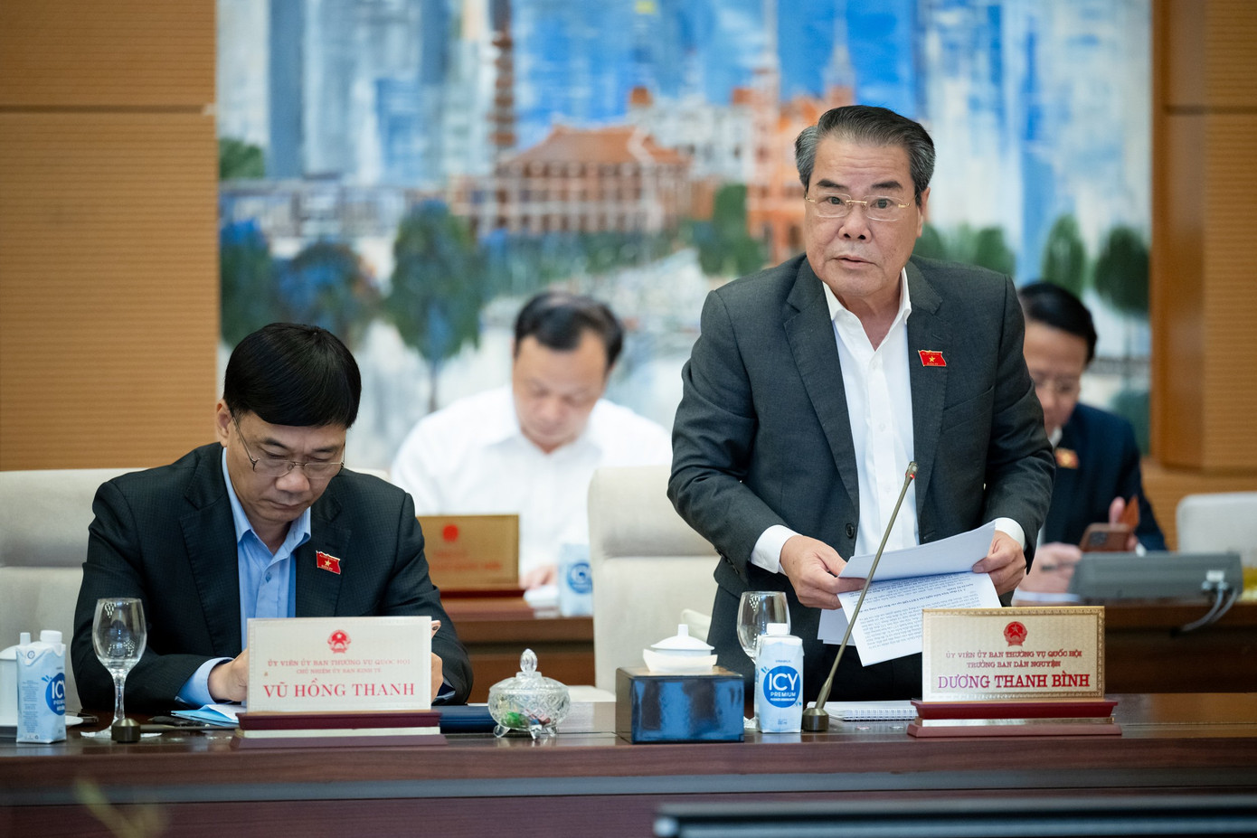 Trưởng ban Dân nguyện Dương Thanh Bình báo cáo tại phiên họp.