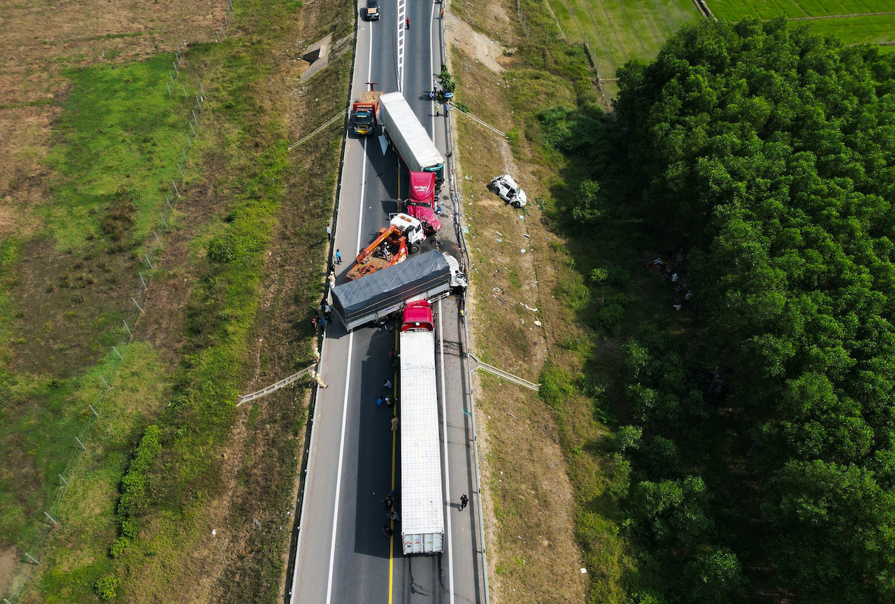 Hiện trường vụ tai nạn thảm khốc vào sáng 18/2 khiến 3 mẹ con tử vong. Ảnh: VT Hiện trường vụ tai nạn thảm khốc vào sáng 18/2 khiến 3 mẹ con tử vong. Ảnh: VT