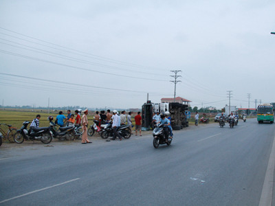 Chiếc xe bị lật trên quốc lộ 2, đoạn qua xã Đạo Đức, huyện Bình Yên, tỉnh Vĩnh Phúc. Ảnh: Trường Phong. . Chiếc xe bị lật trên quốc lộ 2, đoạn qua xã Đạo Đức, huyện Bình Yên, tỉnh Vĩnh Phúc. Ảnh: Trường Phong.