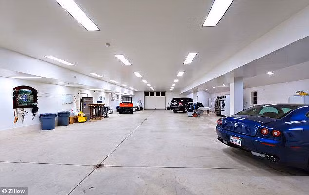 Tầng hầm để xe của biệt thự